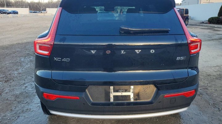 Volvo XC40  2025