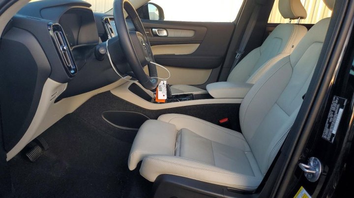 Volvo XC40  2025