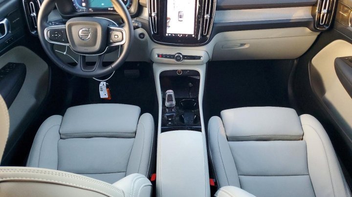 Volvo XC40  2025
