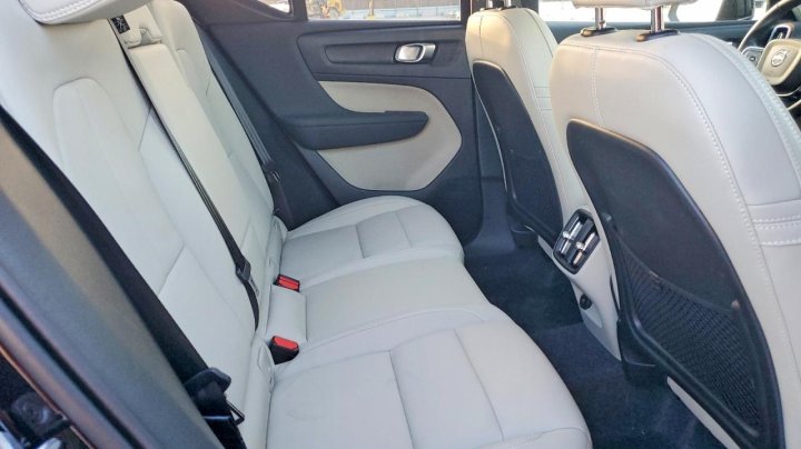 Volvo XC40  2025