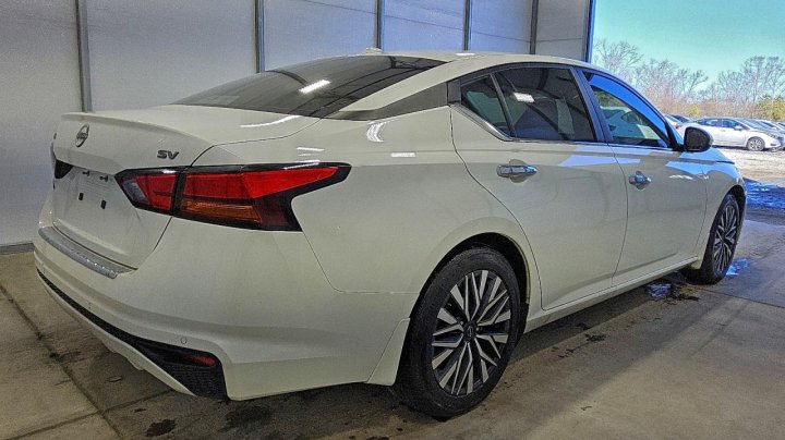 Nissan Altima  2023