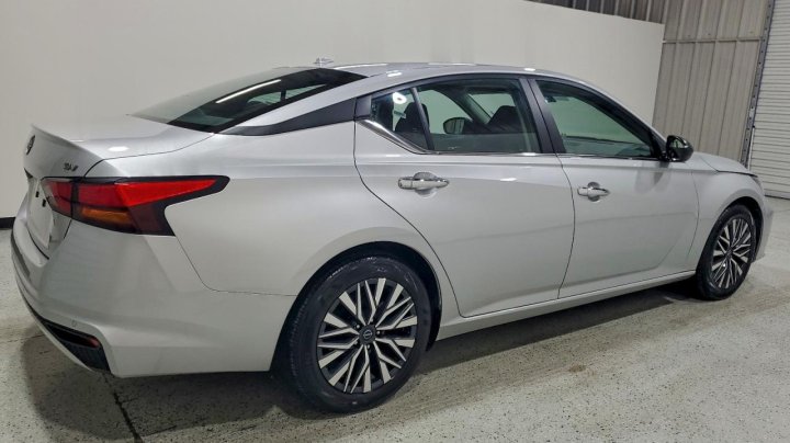 Nissan Altima  2024