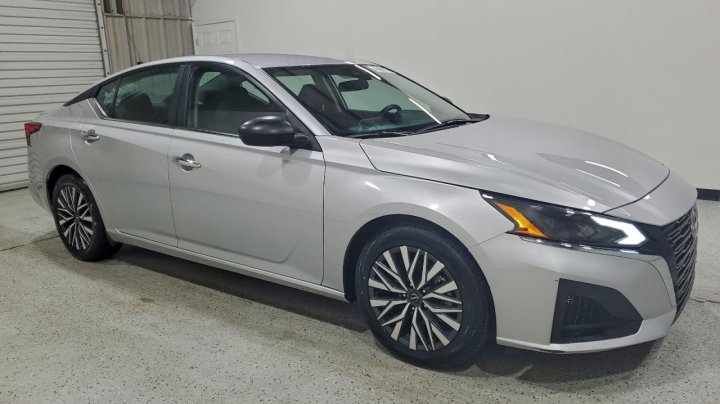 Nissan Altima  2024