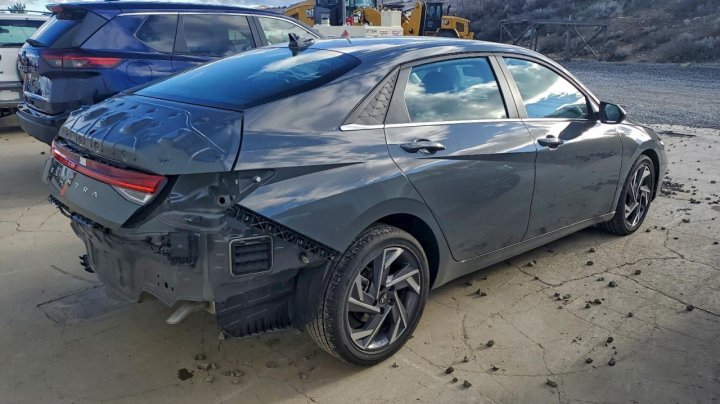 Hyundai Elantra  2025