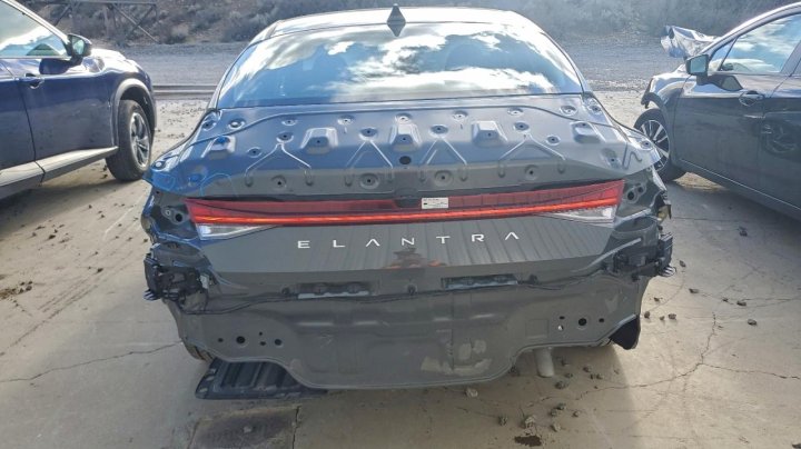 Hyundai Elantra  2025