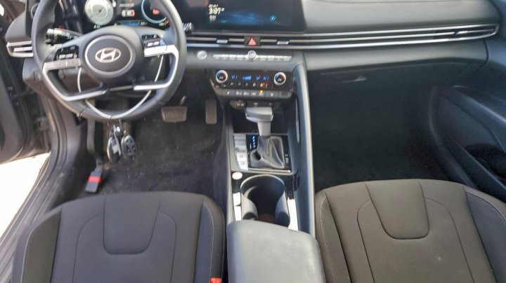Hyundai Elantra  2025