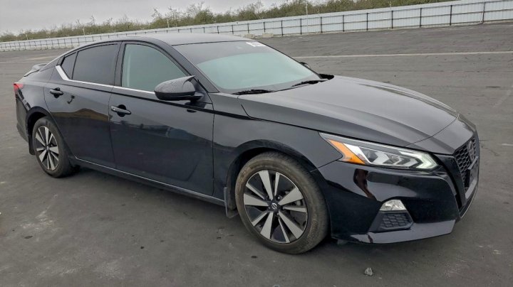 Nissan Altima  2022