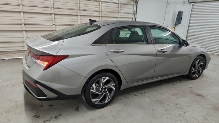 Hyundai Elantra  2025