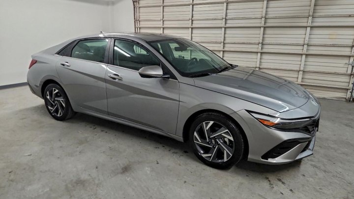 Hyundai Elantra  2025