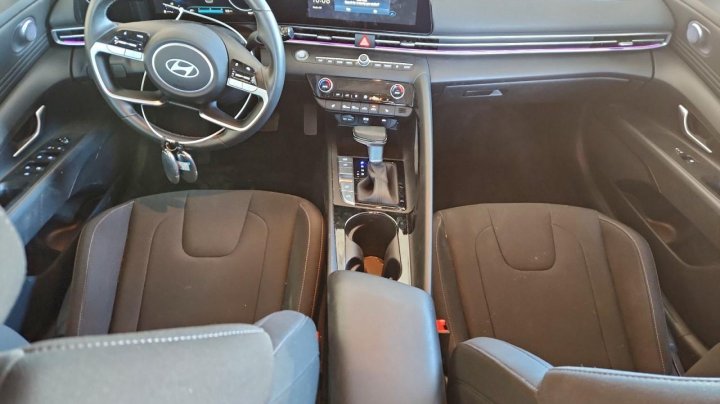 Hyundai Elantra  2025