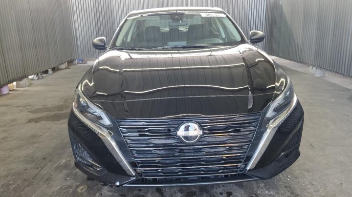 Nissan Altima  2025