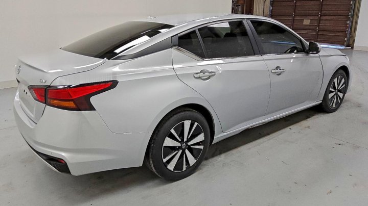 Nissan Altima  2022