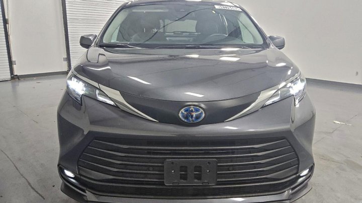 Toyota SIENNA  2025