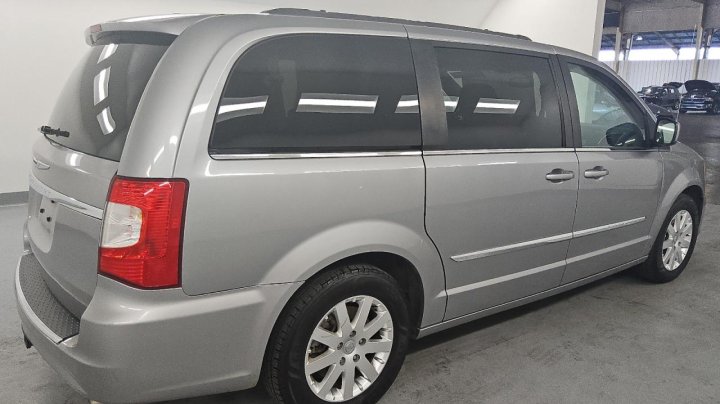 CHRYSLER TOWN & COUNTRY  2016