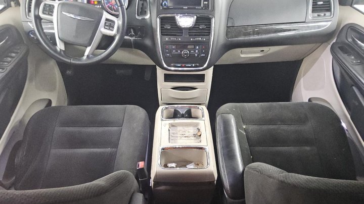 CHRYSLER TOWN & COUNTRY  2016