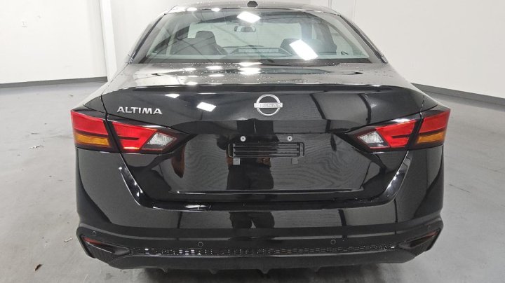 Nissan Altima  2025