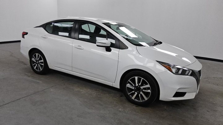 Nissan Versa  2021
