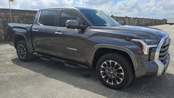 Toyota TUNDRA  2025