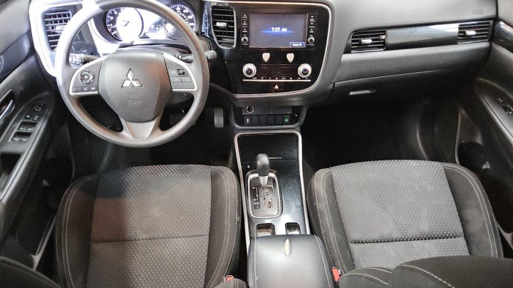 Mitsubishi Outlander  2020