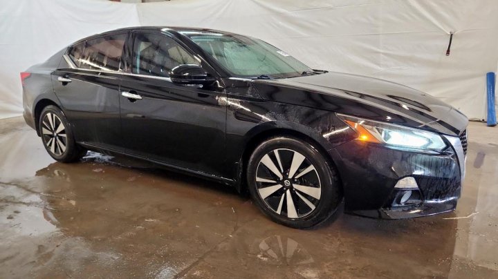 Nissan Altima  2021