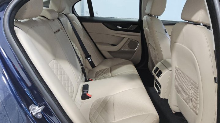 Jaguar XE  2020