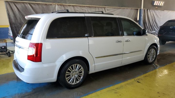 CHRYSLER TOWN & COUNTRY  2016