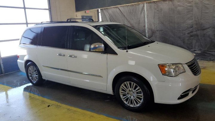 CHRYSLER TOWN & COUNTRY  2016