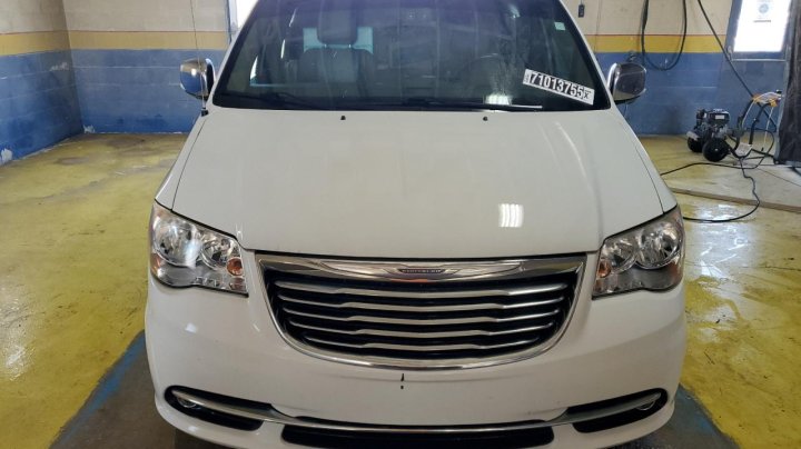CHRYSLER TOWN & COUNTRY  2016