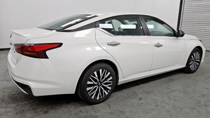 Nissan Altima  2025