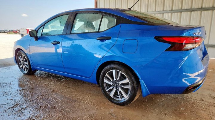Nissan Versa  2023