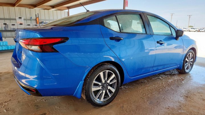 Nissan Versa  2023