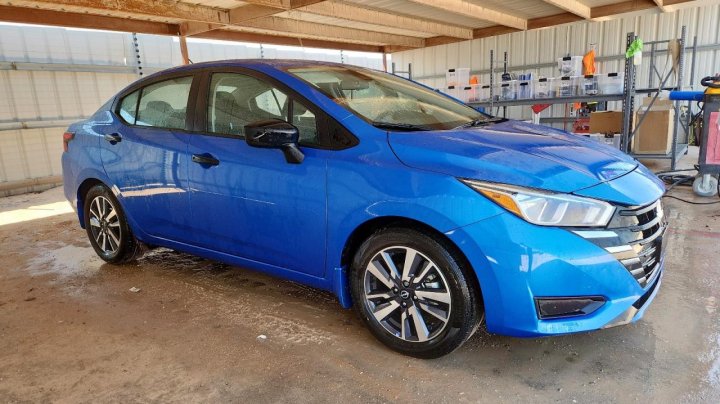 Nissan Versa  2023