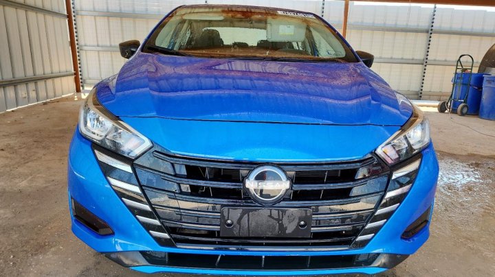 Nissan Versa  2023