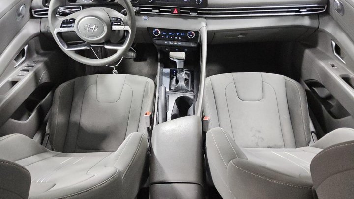 Hyundai Elantra  2022