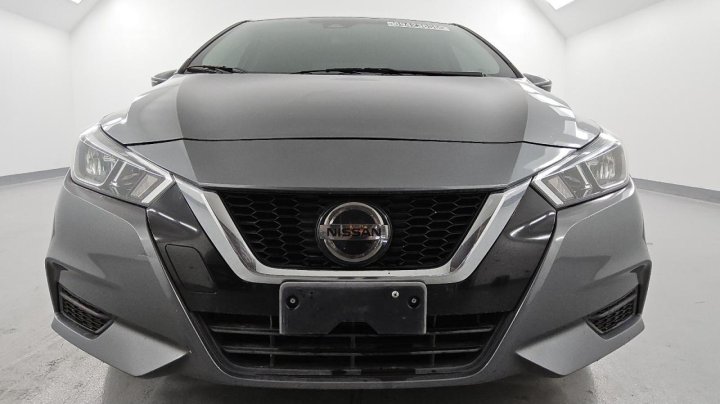 Nissan Versa  2021