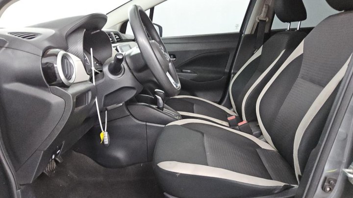 Nissan Versa  2021