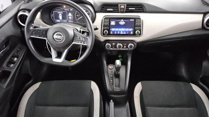 Nissan Versa  2021