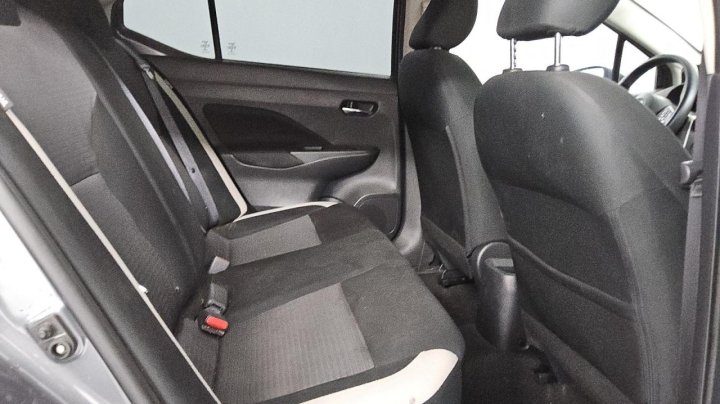 Nissan Versa  2021