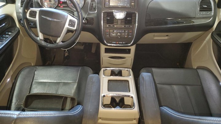 CHRYSLER TOWN & COUNTRY TOURING 2016