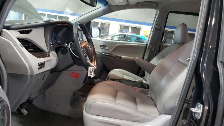 Toyota SIENNA XLE 2017