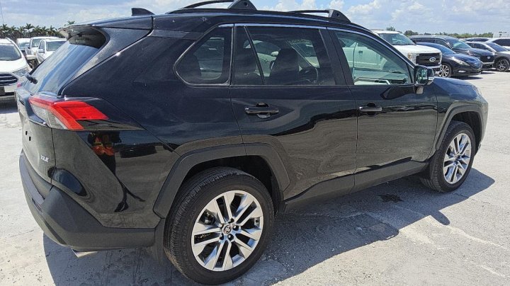 Toyota RAV4 XLE PREMIUM 2025
