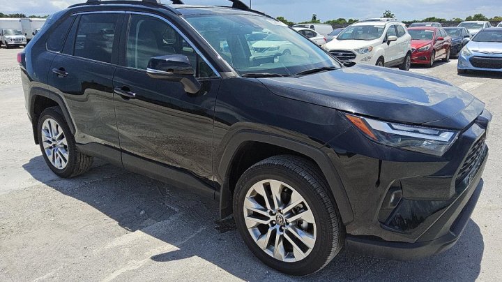 Toyota RAV4 XLE PREMIUM 2025