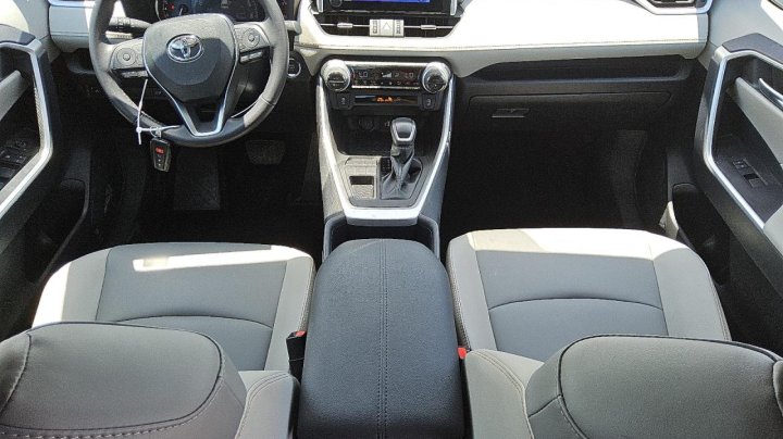 Toyota RAV4 XLE PREMIUM 2025