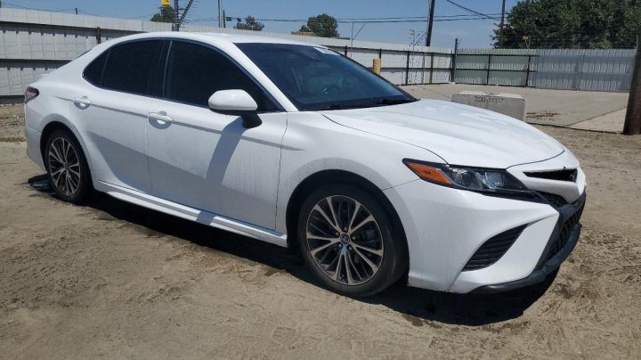 Toyota Camry SE 2020