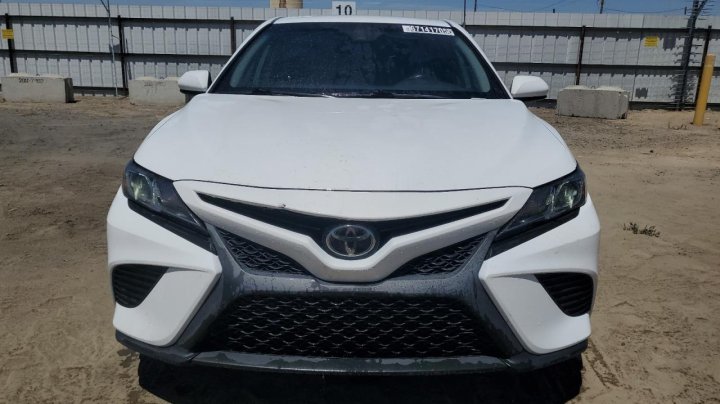 Toyota Camry SE 2020