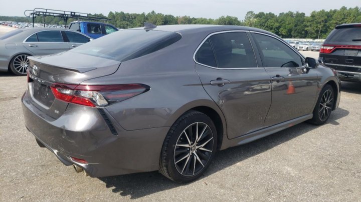 Toyota Camry SE 2022