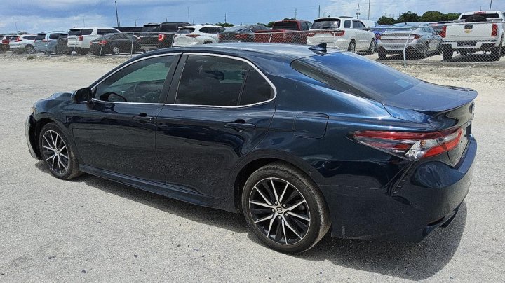 Toyota Camry SE 2021