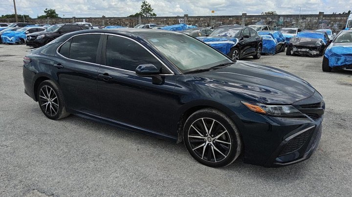 Toyota Camry SE 2021