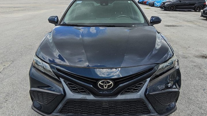 Toyota Camry SE 2021