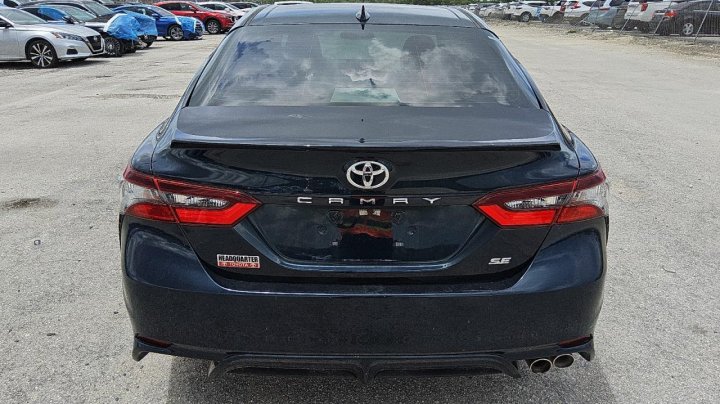 Toyota Camry SE 2021